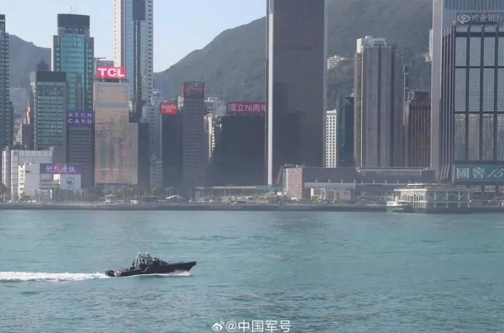 海军官兵在香港摆出76字样-第7张图片-