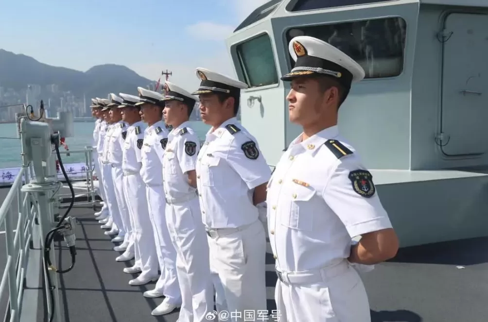 海军官兵在香港摆出76字样-第6张图片-