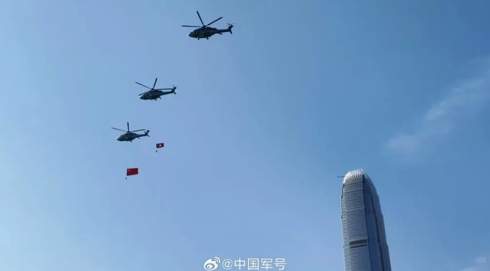 海军官兵在香港摆出76字样-第9张图片-