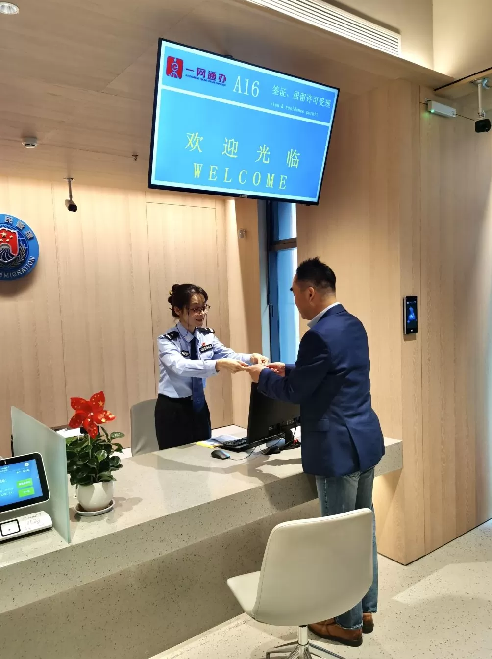 律所聘用外籍法律人才许可年限从一年延至五年，上海这张首证颁出-第1张图片-
