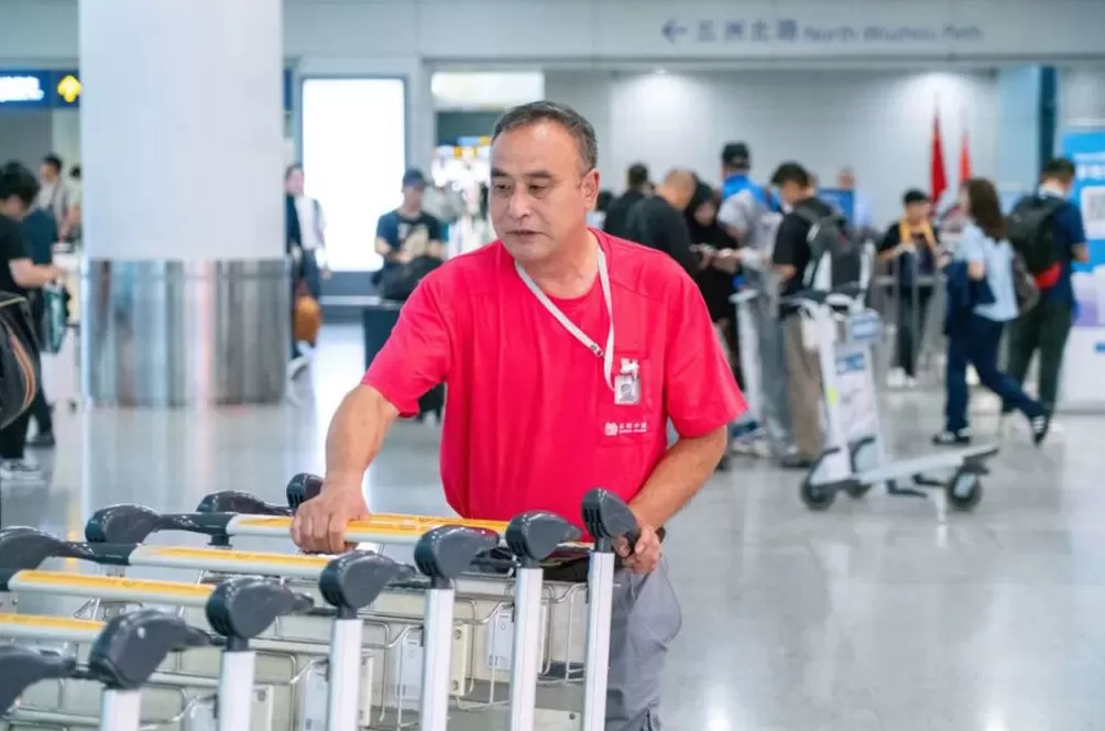 旅客凌晨把手机遗落在机场手推车里，他捡到后主动等候物归原主-第2张图片-