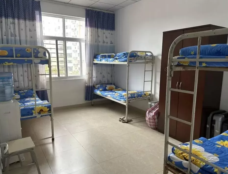初一8人宿舍住9人、轮流2人睡一床？西昌教体局：已一人一铺-第2张图片-