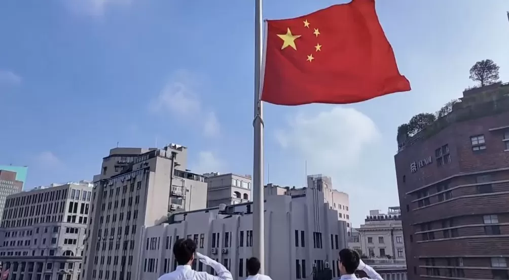 上海这些地方举行升国旗仪式，市民群众共同见证庄严时刻-第4张图片-