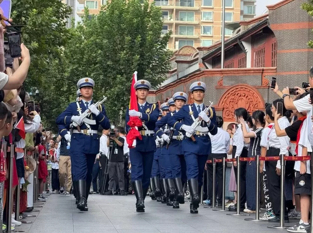 上海这些地方举行升国旗仪式，市民群众共同见证庄严时刻-第3张图片-