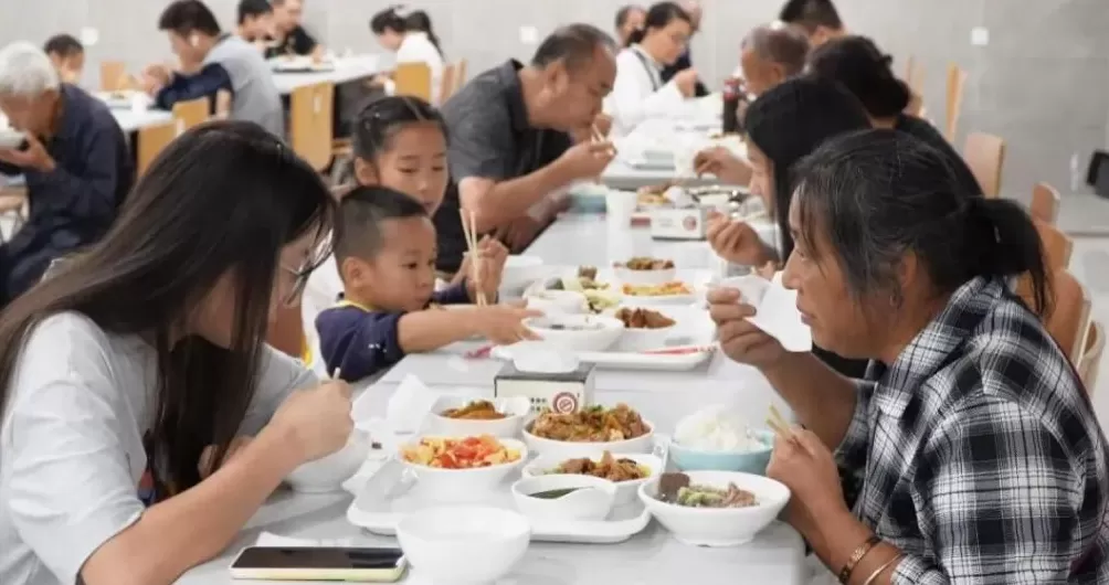 多地机关食堂国庆向社会开放！中午2700人吃饭，用了550斤米，游客：味道很好，价格亲民-第3张图片-