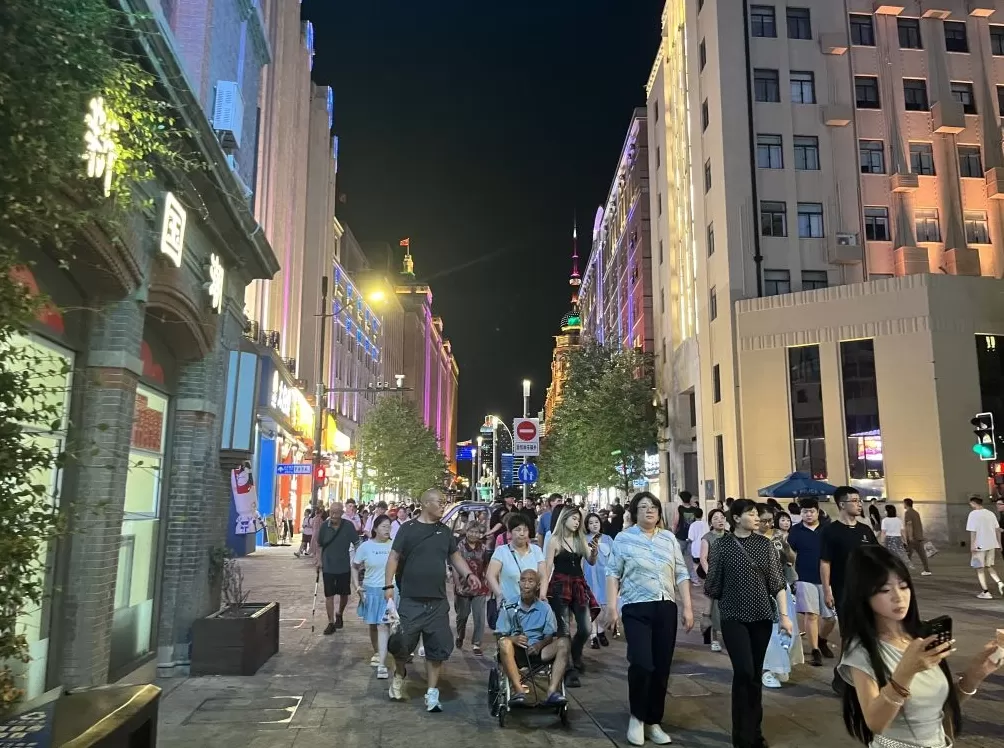 发现夜上海｜老字号延时打烊，为南京路步行街带来什么？-第1张图片-