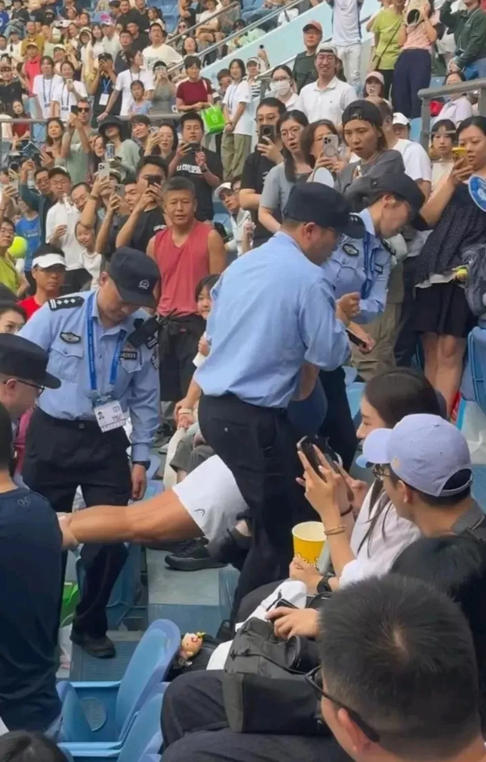 闹事女球迷身份曝光！嫁外国富豪+开80万豪车，亮证件挑衅安保人员-第2张图片-