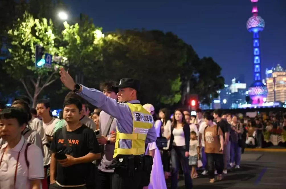 国庆首日外滩累计客流56.3万人次，同比去年上升超两成-第1张图片-