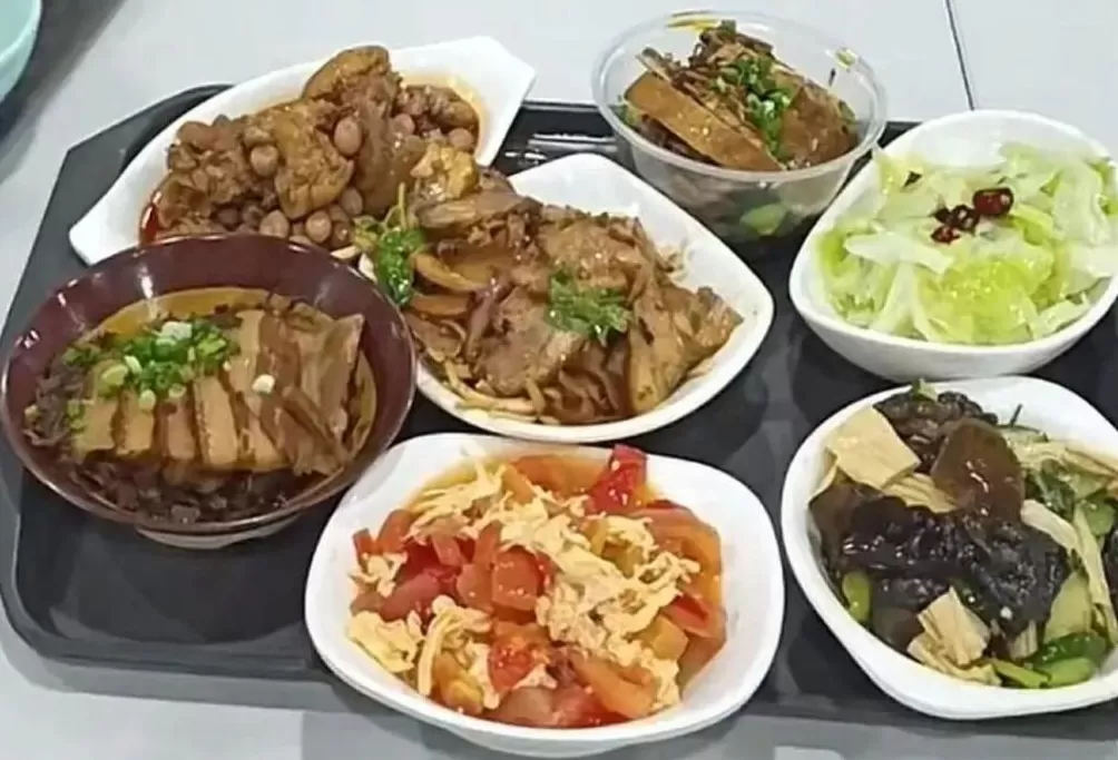 一中午吃了550斤米、250斤卤鹅……两千多人挤满政府食堂-第6张图片-