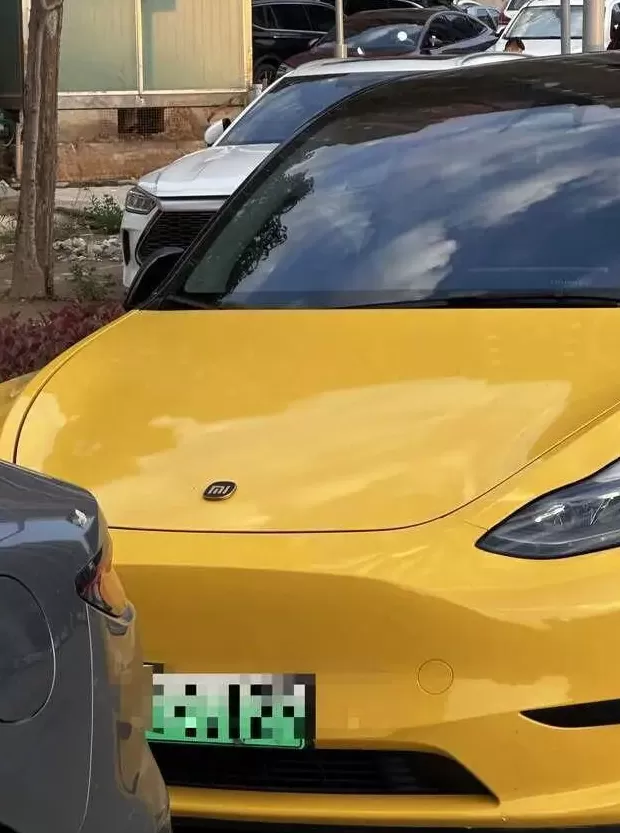 特斯拉“变身”小米汽车，西安交警：属违法行为，或处300元以下罚款-第1张图片-