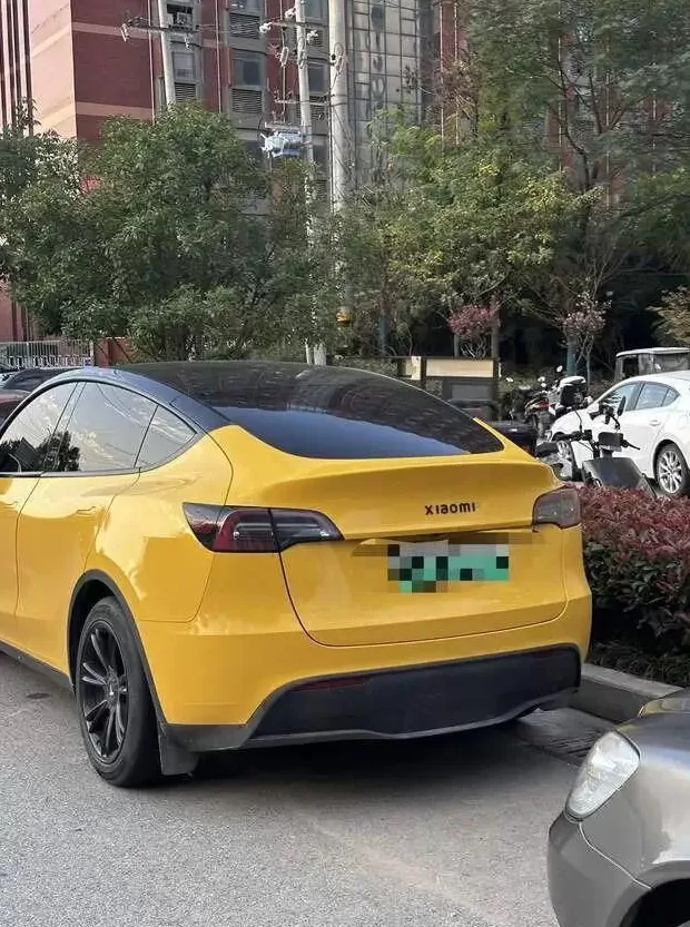 特斯拉“变身”小米汽车，西安交警：属违法行为，或处300元以下罚款-第2张图片-
