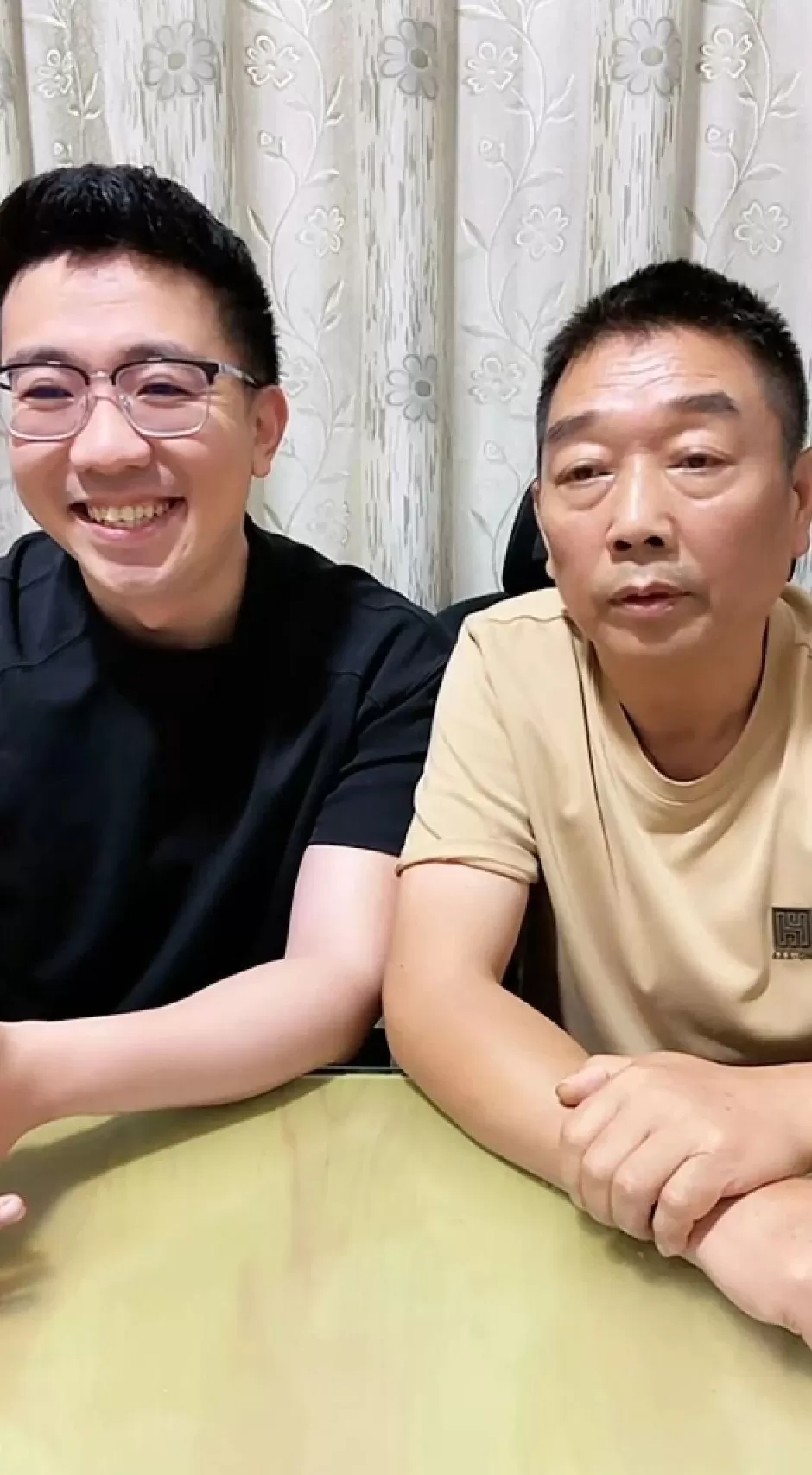 章莹颖男友国庆探望章父并协助直播，网友劝其早点结婚，本人回应-第1张图片-