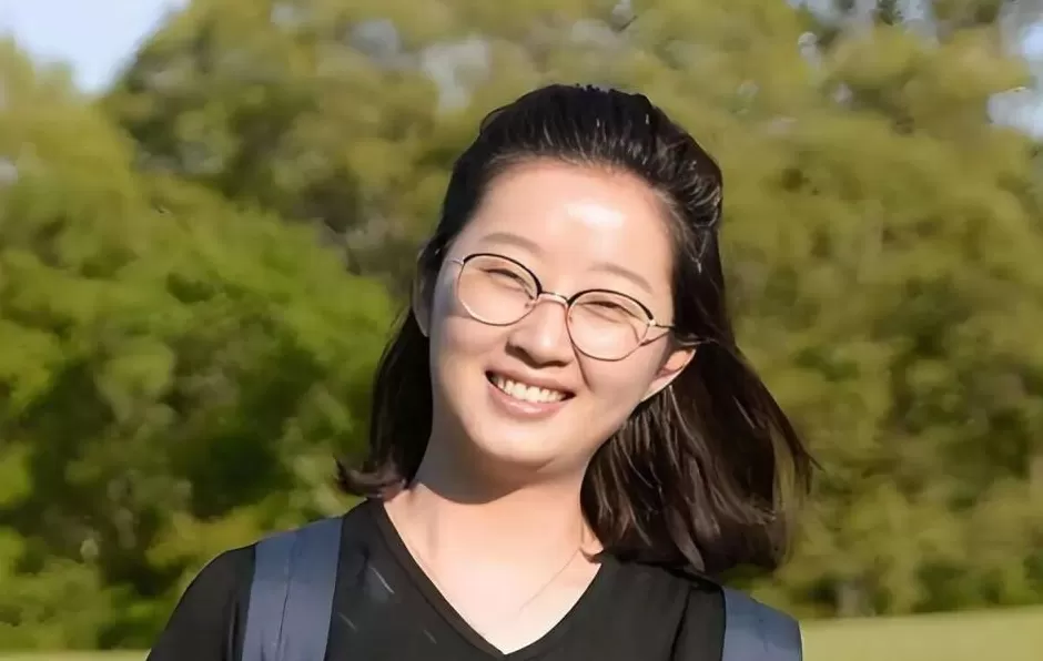 章莹颖男友国庆探望章父并协助直播，网友劝其早点结婚，本人回应-第2张图片-