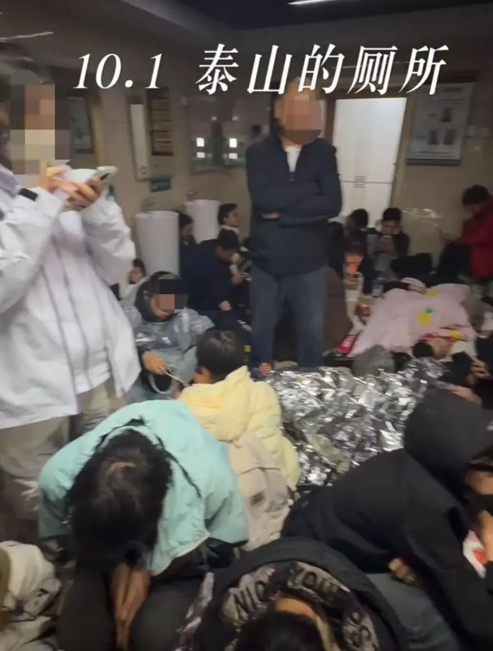 大量游客在知名景区突遭降雨大风，连厕所都挤满过夜的人！“山顶宾馆99元坐席可过夜”冲上热搜-第1张图片-
