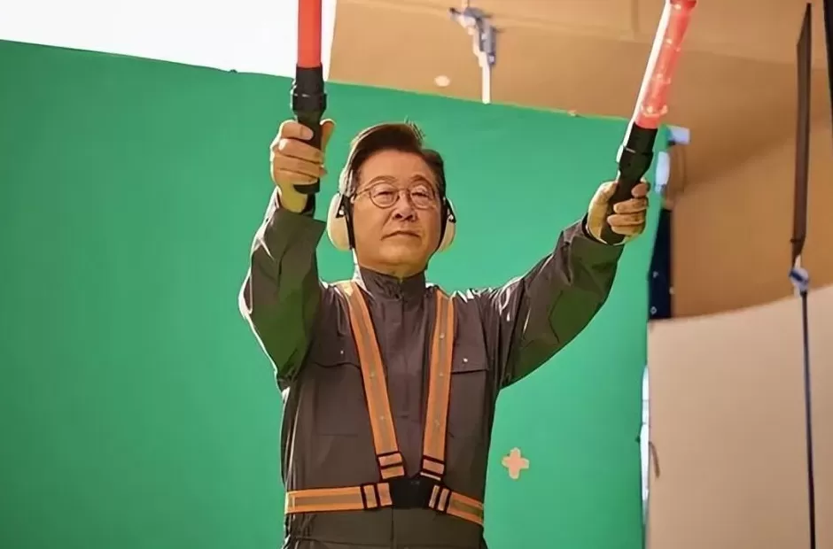李在明参拍大片，化身飞机引导员，为了啥？-第1张图片-