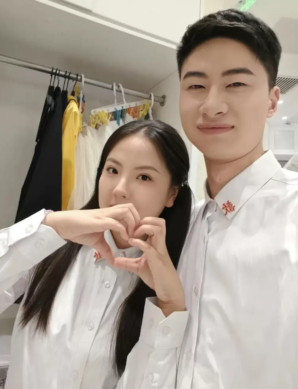 庞众望回应与女友拍“领证照”：拍着玩的，目前还没订婚领证-第1张图片-