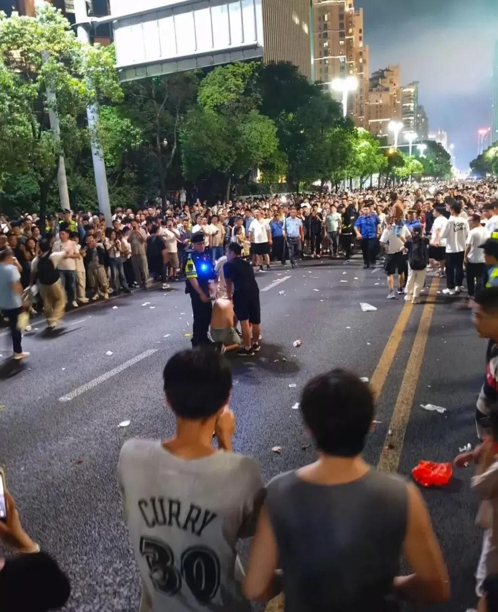 男子街头手拿折扇却被看成持刀,被路人踹倒抓进派出所,当事人:至今都是蒙的-第1张图片- 男子街头手拿折扇却被看成持刀,被路人踹倒抓进派出所,当事人:至今都是蒙的-第1张图片-