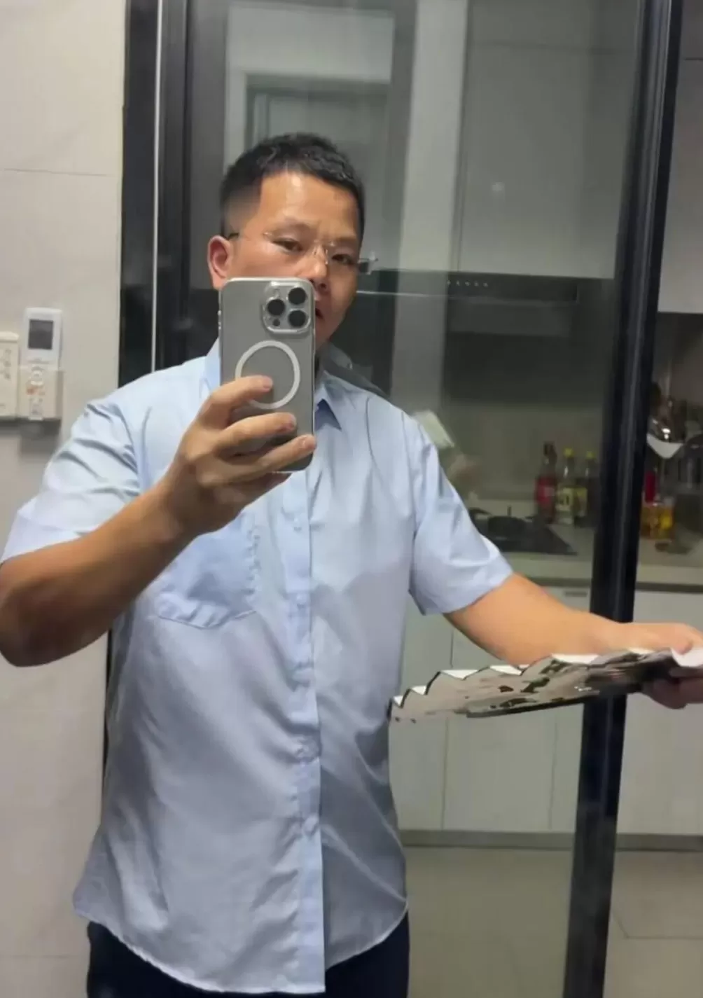 男子街头手拿折扇却被看成持刀,被路人踹倒抓进派出所,当事人:至今都是蒙的-第3张图片- 男子街头手拿折扇却被看成持刀,被路人踹倒抓进派出所,当事人:至今都是蒙的-第3张图片-