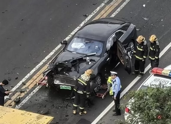 曝知名车评人陈震同学开劳斯莱斯闪灵发生车祸:逆行超速撞飞一白车-第2张图片- 曝知名车评人陈震同学开劳斯莱斯闪灵发生车祸:逆行超速撞飞一白车-第2张图片-