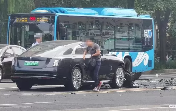 曝知名车评人陈震同学开劳斯莱斯闪灵发生车祸:逆行超速撞飞一白车-第1张图片- 曝知名车评人陈震同学开劳斯莱斯闪灵发生车祸:逆行超速撞飞一白车-第1张图片-