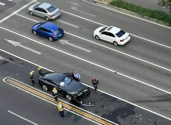 曝知名车评人陈震同学开劳斯莱斯闪灵发生车祸:逆行超速撞飞一白车-第3张图片- 曝知名车评人陈震同学开劳斯莱斯闪灵发生车祸:逆行超速撞飞一白车-第3张图片-