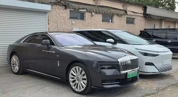 曝知名车评人陈震同学开劳斯莱斯闪灵发生车祸:逆行超速撞飞一白车-第8张图片- 曝知名车评人陈震同学开劳斯莱斯闪灵发生车祸:逆行超速撞飞一白车-第8张图片-