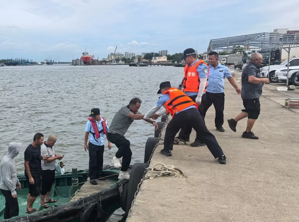 海南海岸警察防御台风“麦德姆”,3万余艘船舶全部回港避风-第1张图片- 海南海岸警察防御台风“麦德姆”,3万余艘船舶全部回港避风-第1张图片-