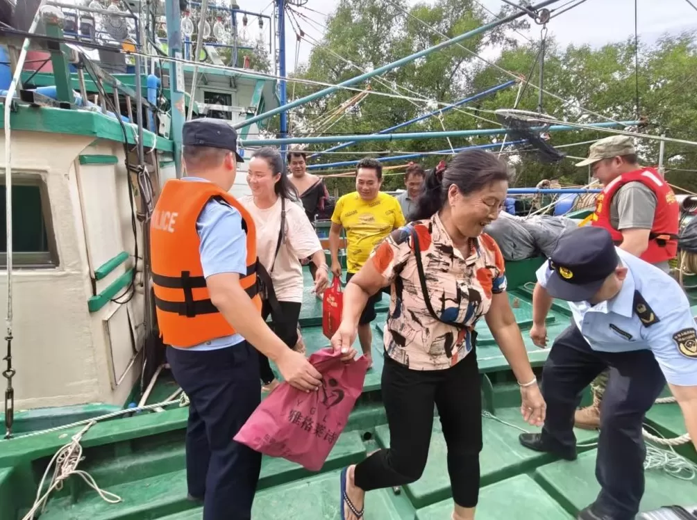 海南海岸警察防御台风“麦德姆”,3万余艘船舶全部回港避风-第2张图片- 海南海岸警察防御台风“麦德姆”,3万余艘船舶全部回港避风-第2张图片-