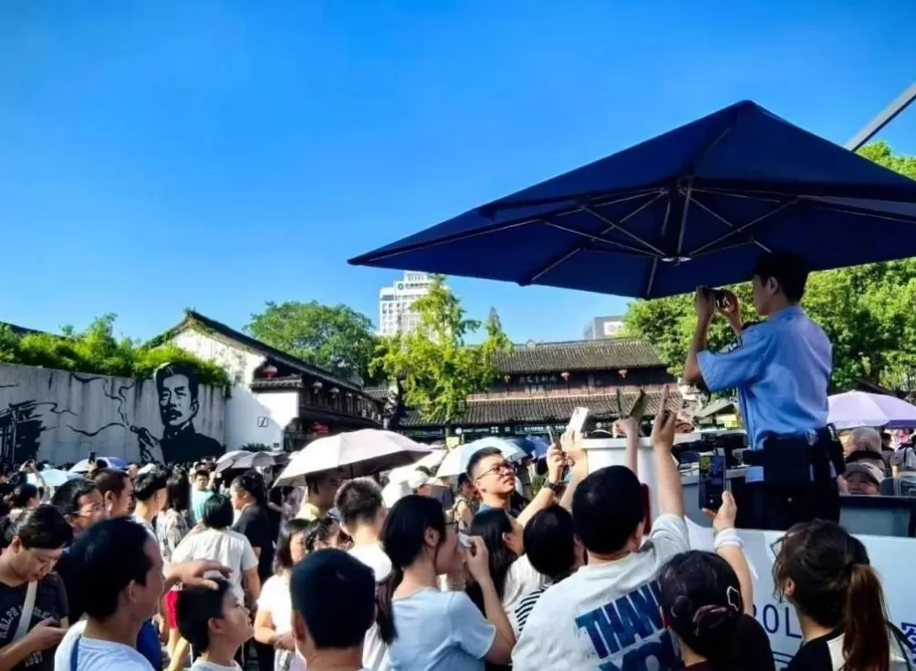 拍完你的拍你的……网友点赞假期最忙“拍照主理人”-第1张图片- 拍完你的拍你的……网友点赞假期最忙“拍照主理人”-第1张图片-