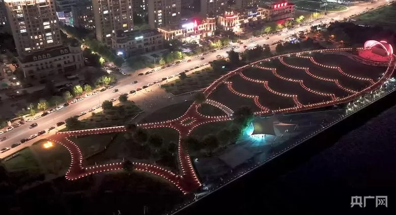 行进的海岸线|一条海岸线带火一座城-第2张图片-