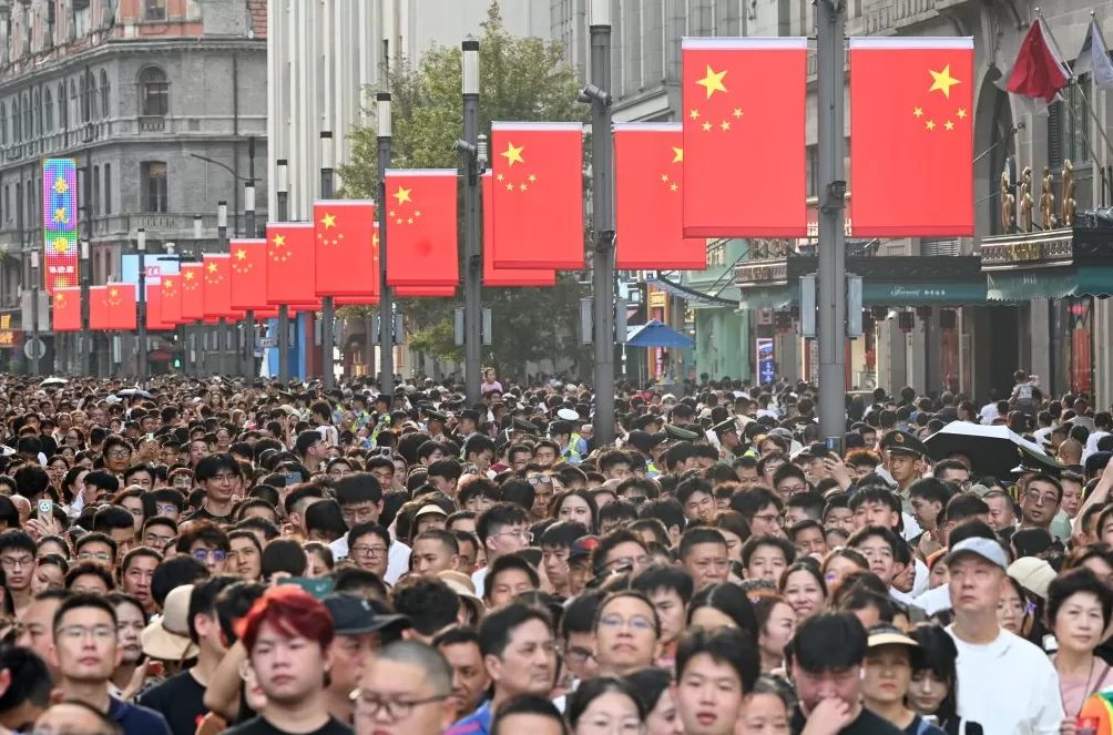 魔都眼·国庆|各景点人从众,假期过半外滩客流已超221万-第1张图片- 魔都眼·国庆|各景点人从众,假期过半外滩客流已超221万-第1张图片-