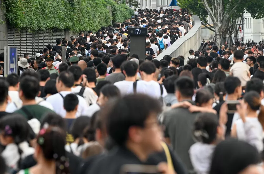 魔都眼·国庆|各景点人从众,假期过半外滩客流已超221万-第2张图片- 魔都眼·国庆|各景点人从众,假期过半外滩客流已超221万-第2张图片-