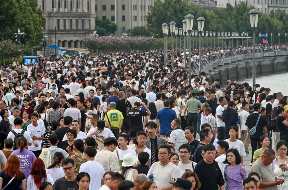 魔都眼·国庆|各景点人从众,假期过半外滩客流已超221万-第4张图片- 魔都眼·国庆|各景点人从众,假期过半外滩客流已超221万-第4张图片-