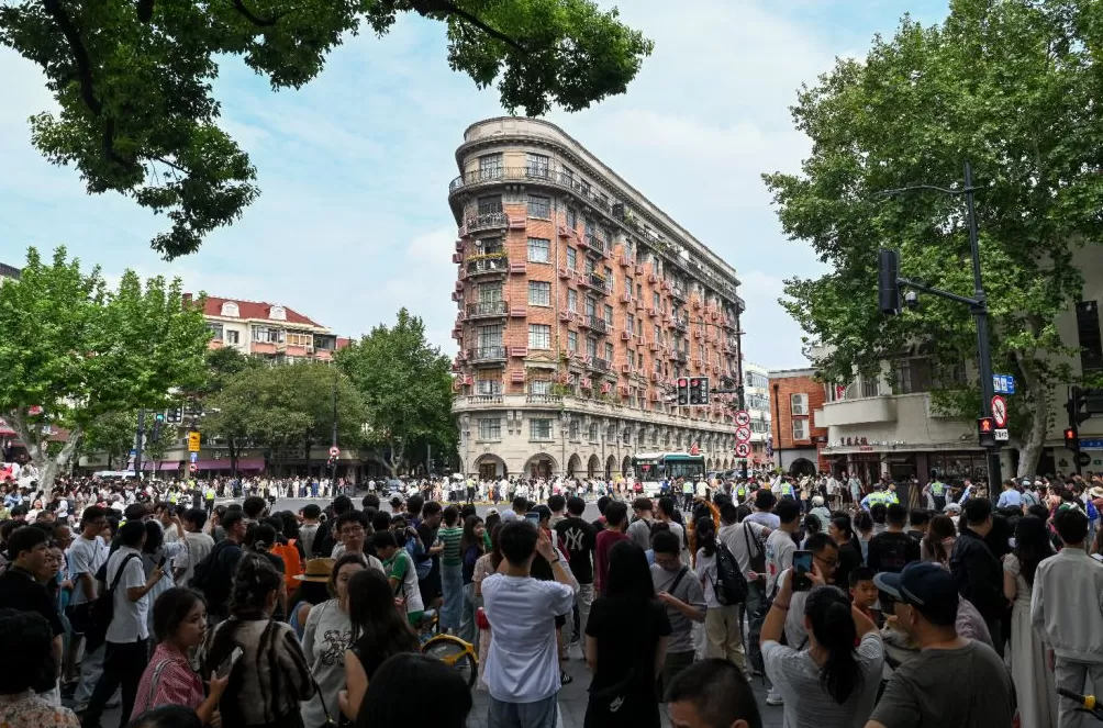 魔都眼·国庆|各景点人从众,假期过半外滩客流已超221万-第9张图片- 魔都眼·国庆|各景点人从众,假期过半外滩客流已超221万-第9张图片-