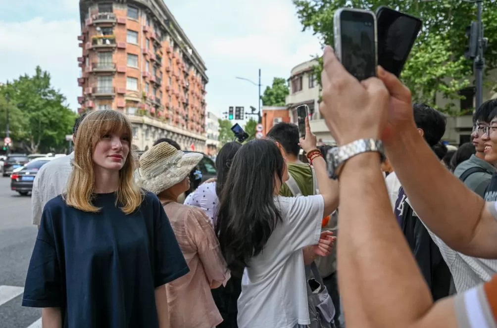 魔都眼·国庆|各景点人从众,假期过半外滩客流已超221万-第12张图片- 魔都眼·国庆|各景点人从众,假期过半外滩客流已超221万-第12张图片-