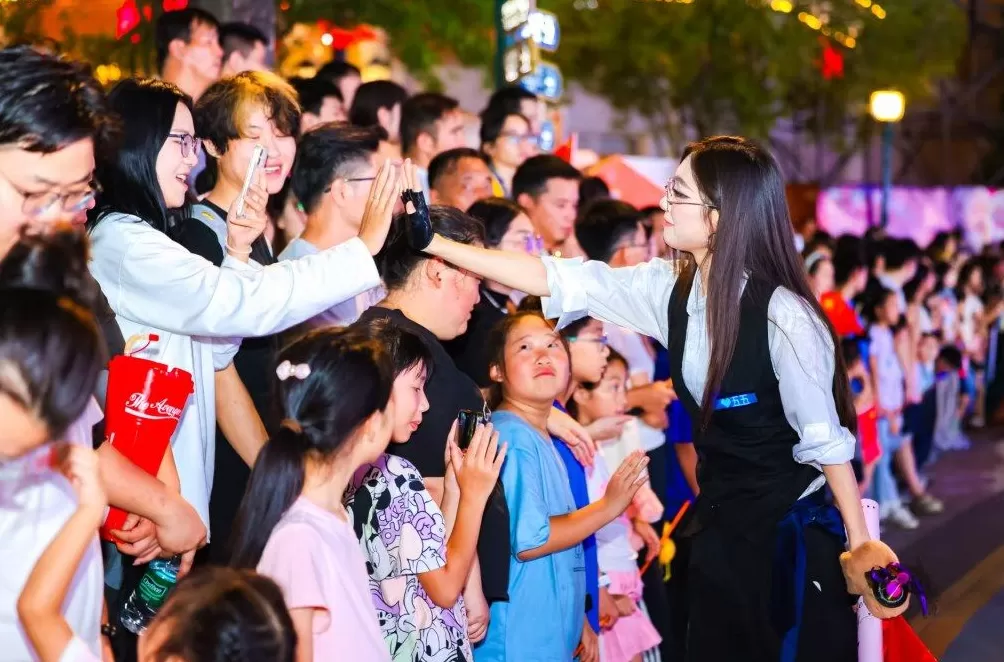 魔都眼·国庆|各景点人从众,假期过半外滩客流已超221万-第17张图片- 魔都眼·国庆|各景点人从众,假期过半外滩客流已超221万-第17张图片-