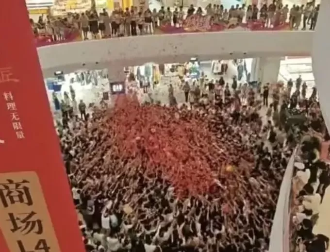 “天降红包雨”引发拥挤致顾客摔倒受伤,三亚大悦城致歉-第2张图片- “天降红包雨”引发拥挤致顾客摔倒受伤,三亚大悦城致歉-第2张图片-