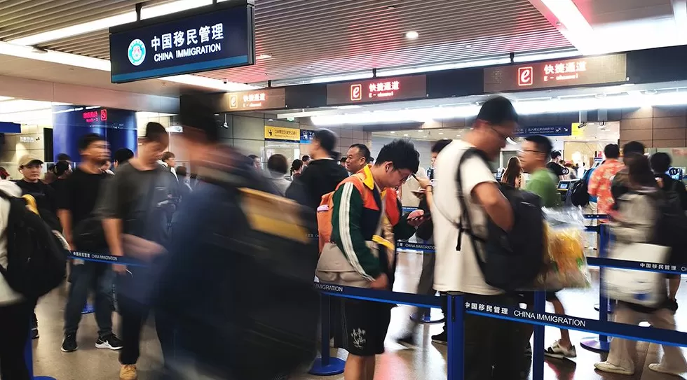 假期过半浦东机场出入境客流达41万人次,外籍旅客来沪游玩热度不减-第3张图片- 假期过半浦东机场出入境客流达41万人次,外籍旅客来沪游玩热度不减-第3张图片-