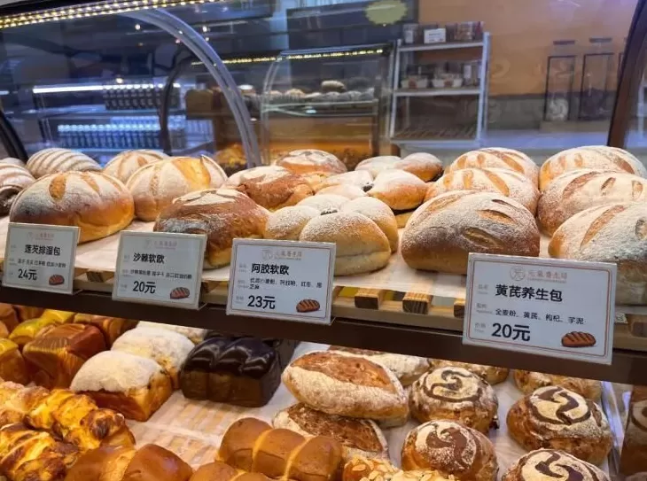 一小时售罄!年轻人涌入医院抢面包-第2张图片- 一小时售罄!年轻人涌入医院抢面包-第2张图片-