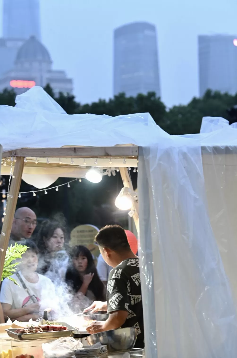 魔都眼·国庆｜享受夜上海“松弛感”，市集引燃双节消费热-第2张图片-