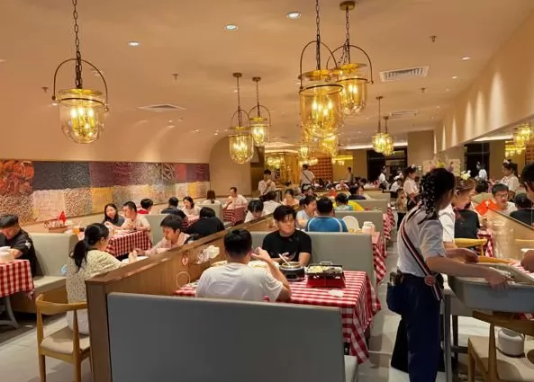 预制菜风波后,实探西贝北上广深门店:有门店需等位半小时,黄牛开始倒卖代金券-第3张图片- 预制菜风波后,实探西贝北上广深门店:有门店需等位半小时,黄牛开始倒卖代金券-第3张图片-