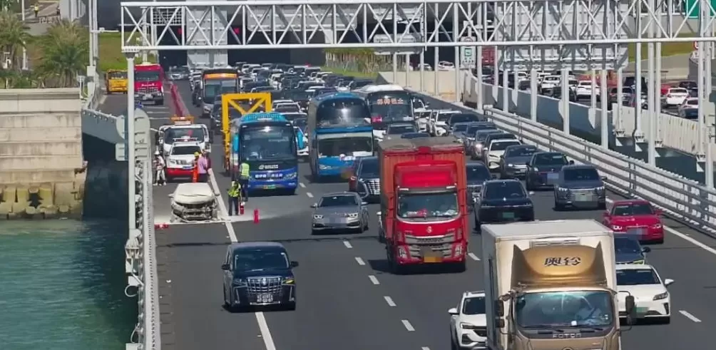 深中通道上一小车突然起火，3名路过司机当机立断停车灭火，火灭后驾车悄然离开-第2张图片-