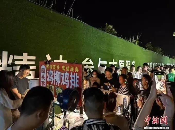 鸡排哥、炒粉哥接连走红，央媒：平凡个体正成为城市文旅名片-第2张图片-