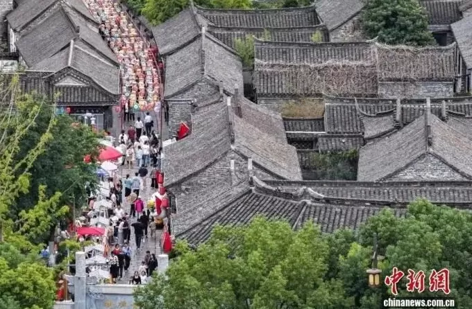 鸡排哥、炒粉哥接连走红，央媒：平凡个体正成为城市文旅名片-第7张图片-