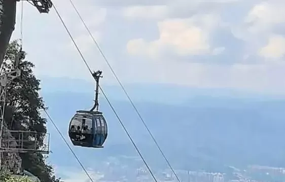 张家界天门山索道突发故障，有游客称被困轿厢，悬在半空中1个小时，景区致歉-第3张图片-