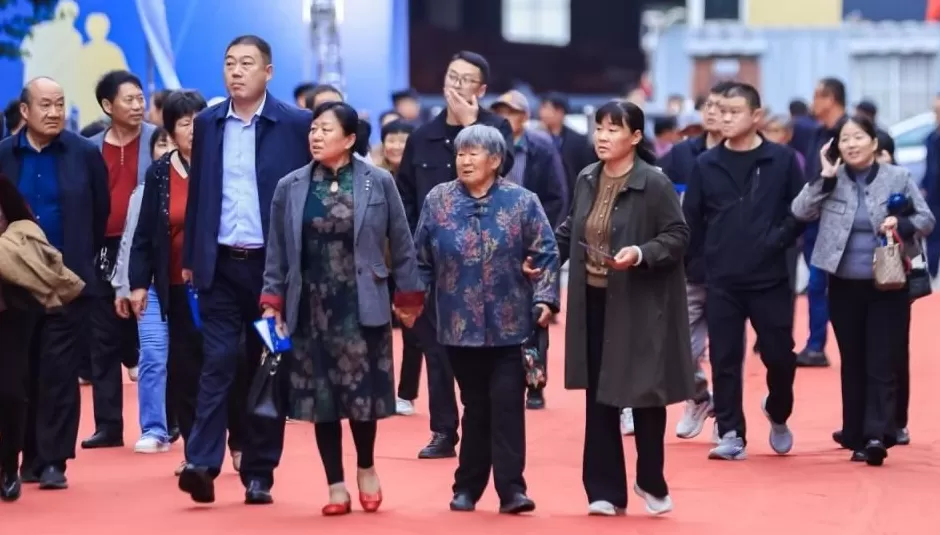 中秋发钱又摆宴,花费2000万!河南矿山老板:让员工给父母敬杯酒,比省钱更值-第3张图片- 中秋发钱又摆宴,花费2000万!河南矿山老板:让员工给父母敬杯酒,比省钱更值-第3张图片-