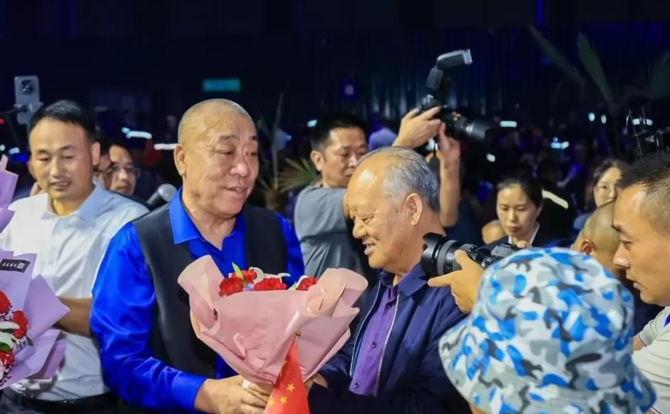 中秋发钱又摆宴,花费2000万!河南矿山老板:让员工给父母敬杯酒,比省钱更值-第6张图片- 中秋发钱又摆宴,花费2000万!河南矿山老板:让员工给父母敬杯酒,比省钱更值-第6张图片-