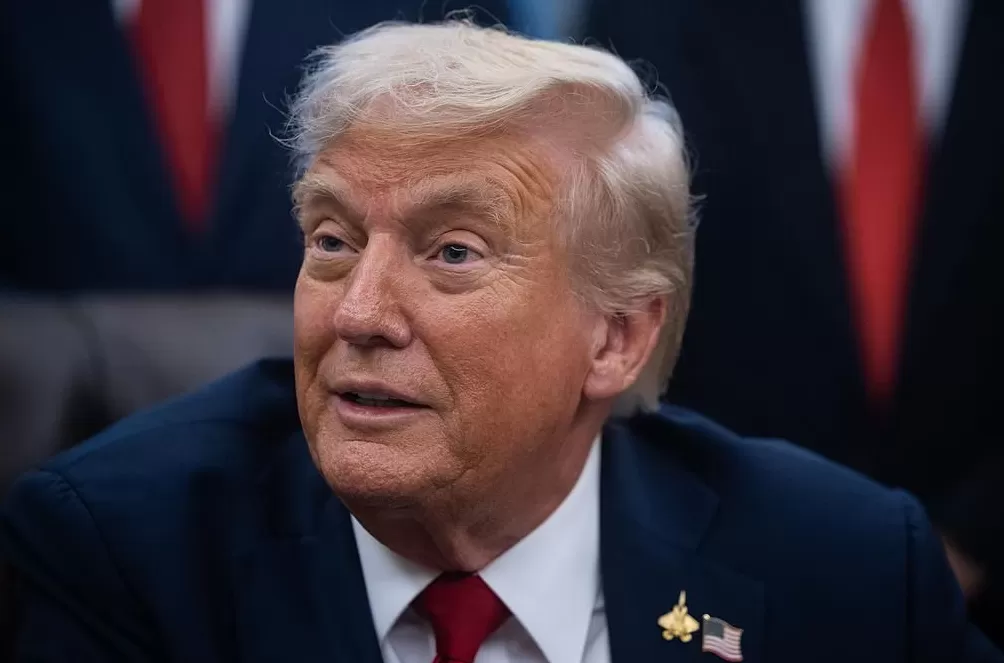 特朗普宣布对进口中型和重型卡车征收25%关税-第1张图片-