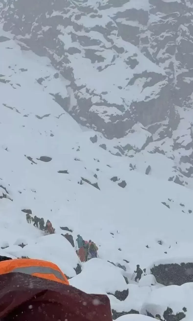 近千人因暴雪被困珠峰！亲历者回忆死里逃生：“根本挡不住，全身结冰”-第1张图片-