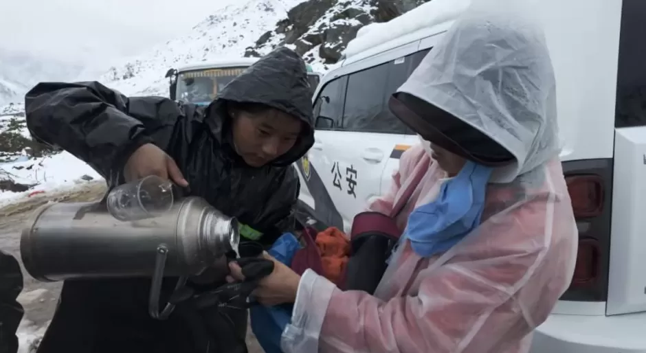 近千人因暴雪被困珠峰！亲历者回忆死里逃生：“根本挡不住，全身结冰”-第5张图片-